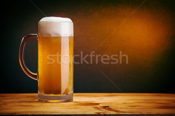 Foto stock: Vidro · cerveja · mesa · de · madeira · grunge · parede · fundo
