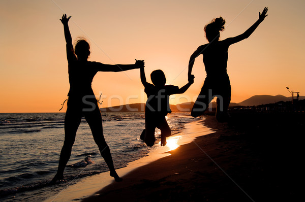 Familie siluetă plajă jumping frumos vară Imagine de stoc © IvicaNS