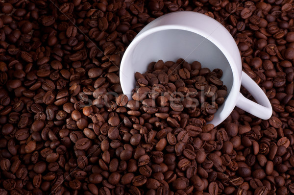 Granos de café blanco taza Servicio negro oscuro Foto stock © IvicaNS