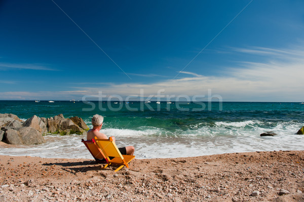 Stok fotoğraf: Yaşlı · adam · plaj · turuncu · sarı · sandalye