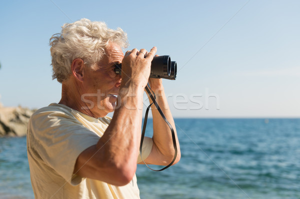 Foto stock: Senior · homem · espião · óculos · praia · água