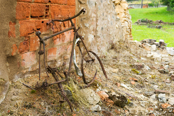 Enferrujado bicicleta destruído francês mundo guerra Foto stock © ivonnewierink