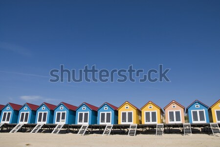 Foto d'archivio: Spiaggia · case · colorato · blu · giallo · salmone