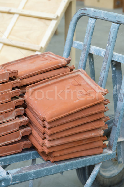 Stockfoto: Kruiwagen · dak · tegels · bouwen · bouw · onderwijs