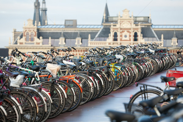 Biciklik Amszterdam központi állomás építészet szállítás Stock fotó © ivonnewierink