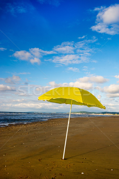 Normandia part citromsárga napernyő tenger hullámok Stock fotó © ivonnewierink