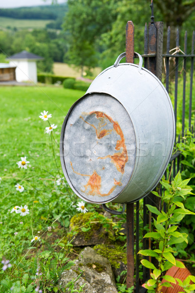 Vecchio zinco vasca vintage impiccagione outdoor Foto d'archivio © ivonnewierink