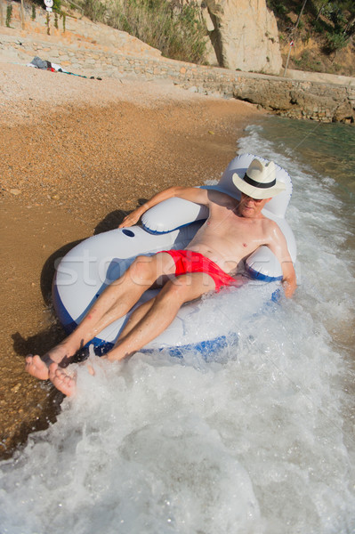 Idős férfi lebeg tenger vakáció szék Stock fotó © ivonnewierink