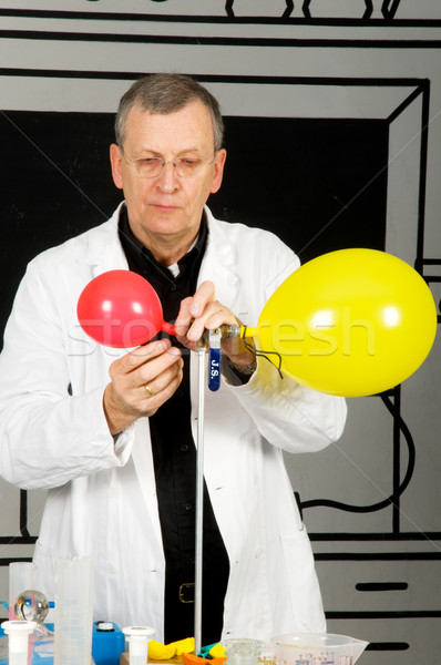 Expérience ballons sérieux professeur ballon laboratoire [[stock_photo]] © ivonnewierink