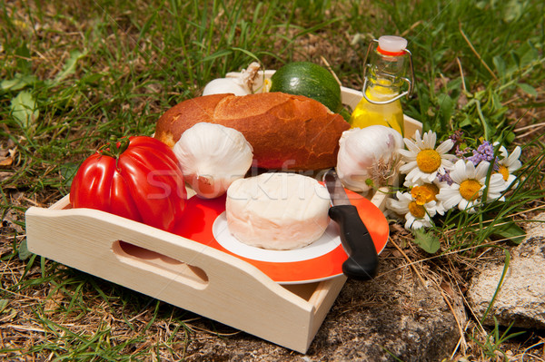 Pan francés queso hortalizas petróleo aire libre hierba Foto stock © ivonnewierink
