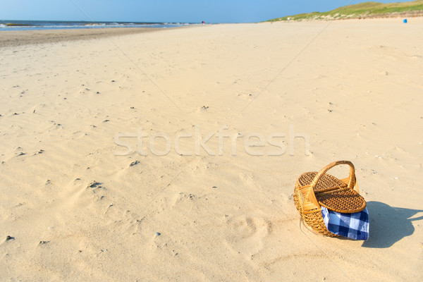 Panier pique-nique plage bleu drap eau nature [[stock_photo]] © ivonnewierink