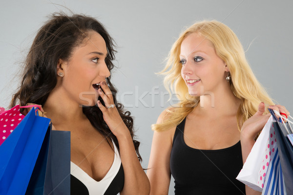 Izgalom nő bevásárlótáskák kettő izgalmas mosoly Stock fotó © ivonnewierink