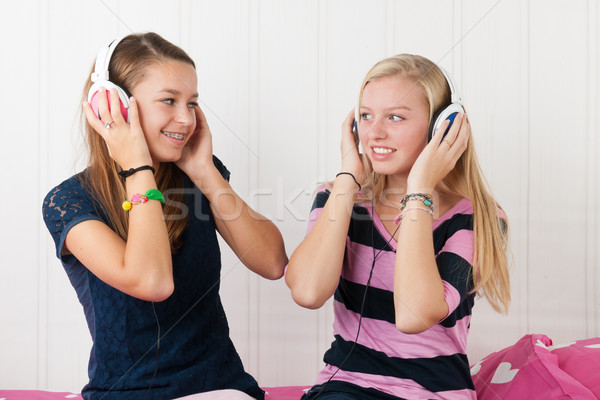 [[stock_photo]]: Adolescent · filles · casque · deux · écouter · de · la · musique · amis