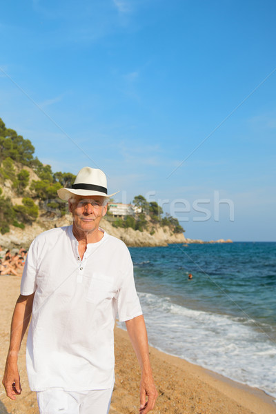 Foto stock: Senior · homem · praia · branco · terno · caminhada