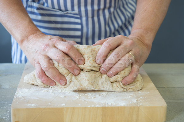 Kneten Brot weiblichen Hände Küche Tabelle Stock foto © ivonnewierink