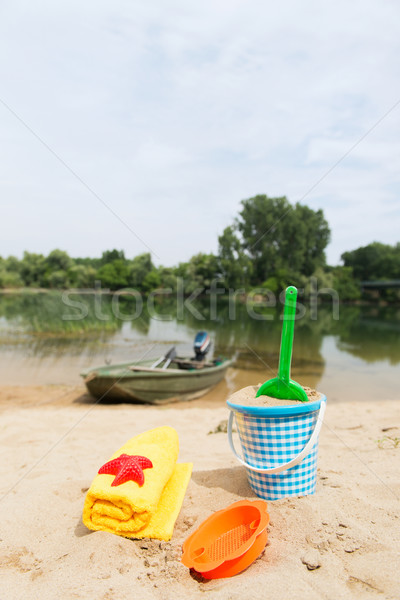 Spelen rivier kant speelgoed zand water Stockfoto © ivonnewierink