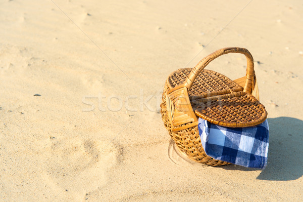 Panier pique-nique plage bleu drap nature sable [[stock_photo]] © ivonnewierink