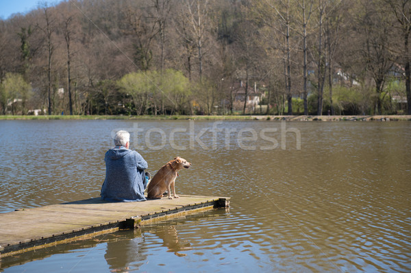 Hombre perro aterrizaje etapa sesión naturaleza Foto stock © ivonnewierink