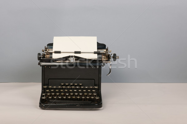 Antic maşină de scris negru gri hârtie epocă Imagine de stoc © ivonnewierink