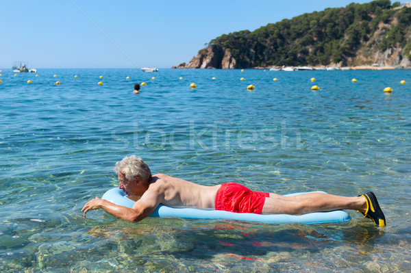 Aposentados homem jogar mar água inflável Foto stock © ivonnewierink