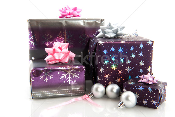 Foto stock: Natal · presentes · roxo · prata · vidro · branco