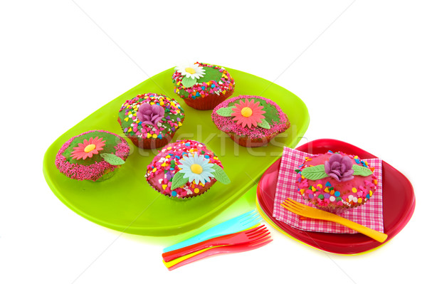Születésnap torta zöld tálca rózsaszín torták Stock fotó © ivonnewierink
