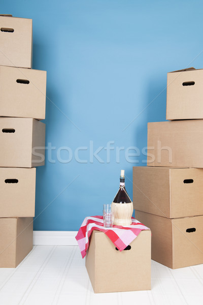 Foto stock: Eliminación · casa · brindis · cajas · vino · gafas
