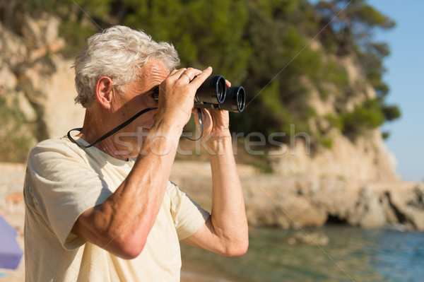 Foto stock: Senior · homem · espião · óculos · praia · água