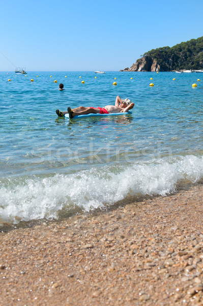 Emeryturę człowiek gry morza wody nadmuchiwane Zdjęcia stock © ivonnewierink