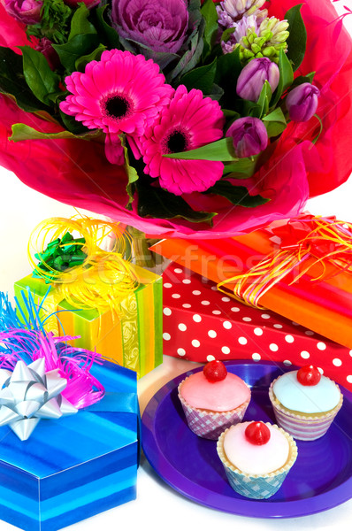 Geburtstag Alles Gute zum Geburtstag Kuchen präsentiert Blumen Essen Stock foto © ivonnewierink