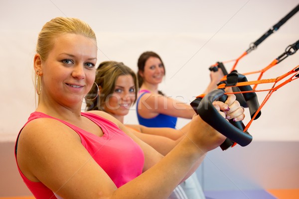 年輕女子 懸掛 訓練 健康 俱樂部 女孩 商業照片 © ivonnewierink