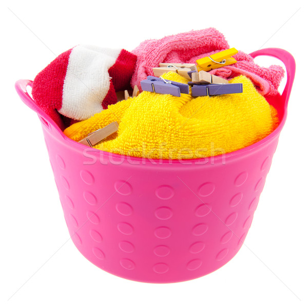 洗衣籃 充分 毛巾 衣服 背景 白 商業照片 © ivonnewierink