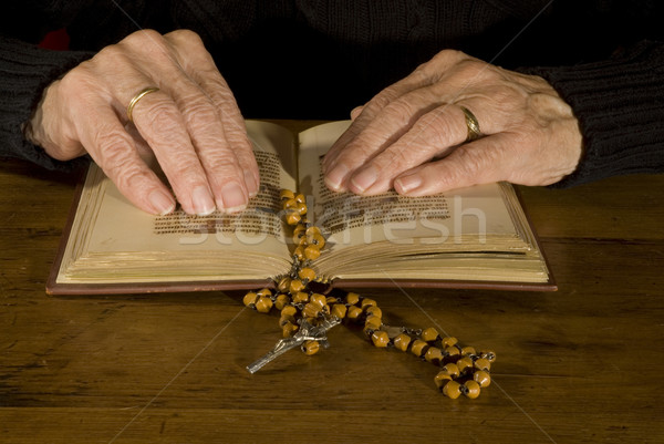 старые рук чтение Библии пару человека Сток-фото © ivonnewierink