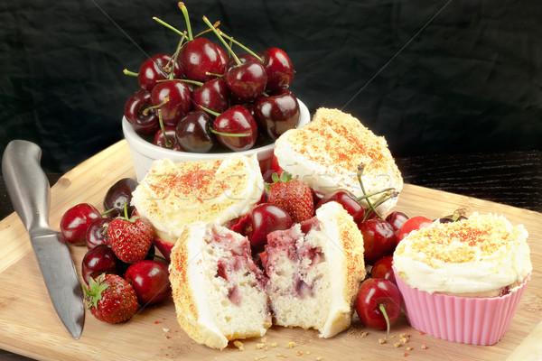 Eper cseresznye muffin gyümölcs muffinok közelkép Stock fotó © jackethead