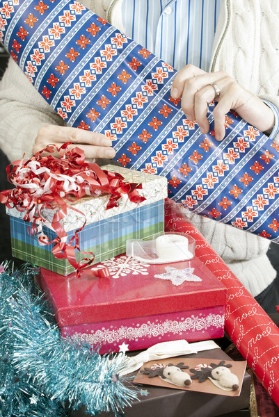 Férfi csomagolópapír közelkép karácsony ajándékok család Stock fotó © jackethead