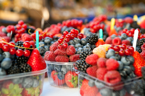 Vegyes gyümölcsök piactér zöld kék fekete Stock fotó © jakatics