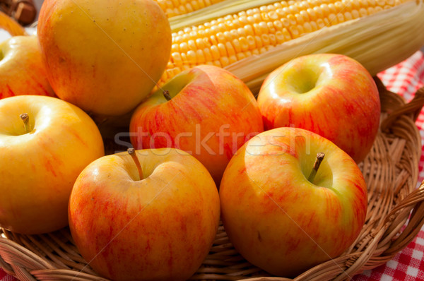 Zdjęcia stock: Jesienią · zbiorów · jabłka · kukurydza · koszyka · światło · słoneczne