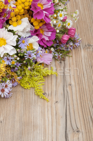 夏季花卉 花束 木桌 花卉 性質 商業照片 © jamdesign