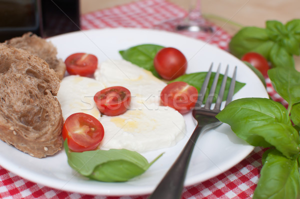 Caprese mozzarella kaas tomaten basilicum tabel Stockfoto © jamdesign