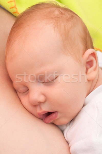Pasgeboren baby slapen moeders borst Stockfoto © jamdesign