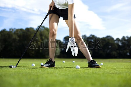 Сток-фото: женщину · играет · гольф · области · ярко · красочный