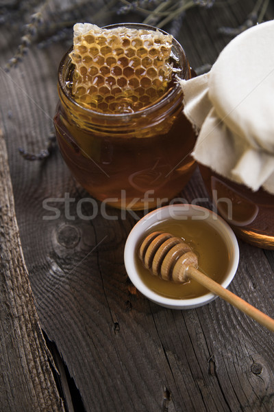 Słodkie miodu grzebień szkła jar pełny Zdjęcia stock © JanPietruszka