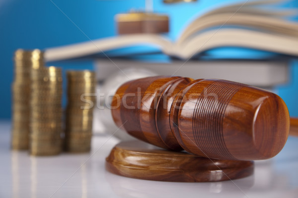 Foto stock: Lei · justiça · madeira · martelo · branco · juiz
