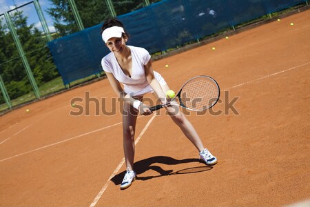 Nina jugando pista de tenis mujer diversión jóvenes Foto stock © JanPietruszka