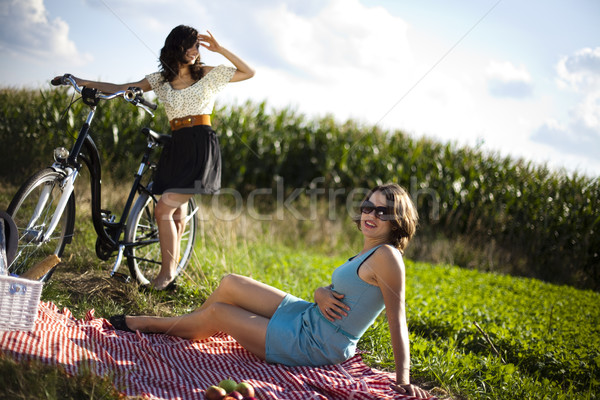 Piknik lata czas wolny dziewczyna drzewo szczęśliwy Zdjęcia stock © JanPietruszka