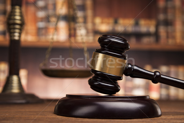 Stockfoto: Recht · boeken · rechter · hamer · schalen