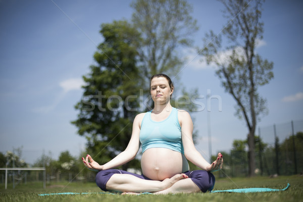 Grávida mulheres exercer mulher grávida ioga Foto stock © JanPietruszka