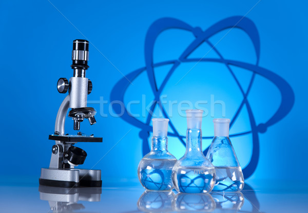 Foto stock: átomo · moléculas · modelo · laboratorio · cristalería · agua