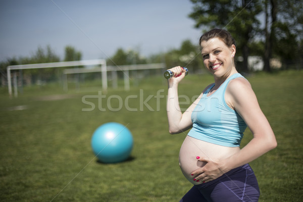 Stok fotoğraf: Hamile · kadın · uygunluk · egzersiz · çim · aile · bebek