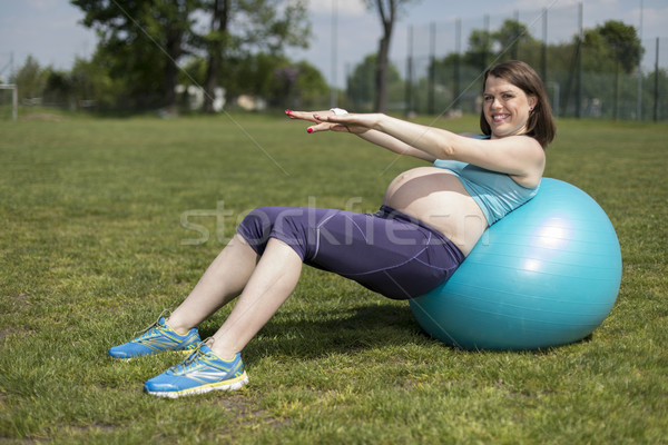 Femeie gravida gimnastica bilă fitness familie fată Imagine de stoc © JanPietruszka